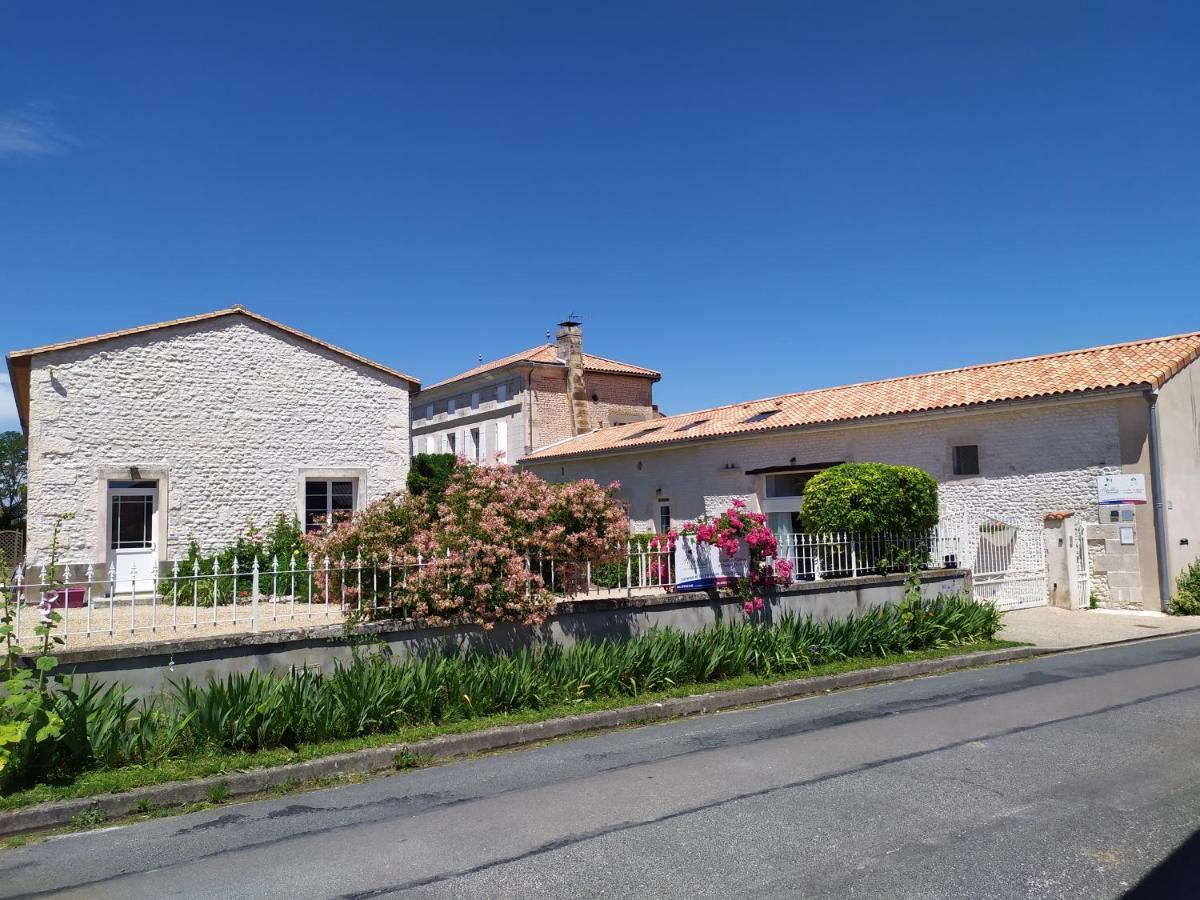 Saint-Seurin-de-Palenne Les Gites Du Vigneron Et Cd'H מראה חיצוני תמונה